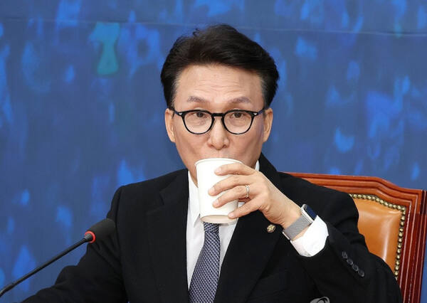 더불어민주당 김민석 최고위원이 24일 오전 국회에서 열린 기자간담회에서 발언을 마친 뒤 물을 마시고 있다. 연합뉴스