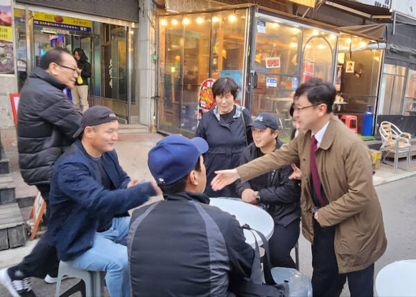 국민의힘 소속 호준석 의원(대변인)이 지역구 주민들과 악수를 하고 있다. 페이스북 캡처