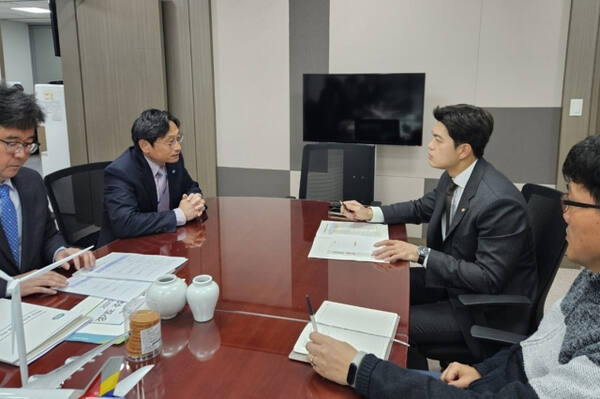 국회 예결위 소속 국민의힘 김용태 의원을 만나 국비 지원을 요청하고 있는 오후석 경기도 행정2부지사. 연합뉴스