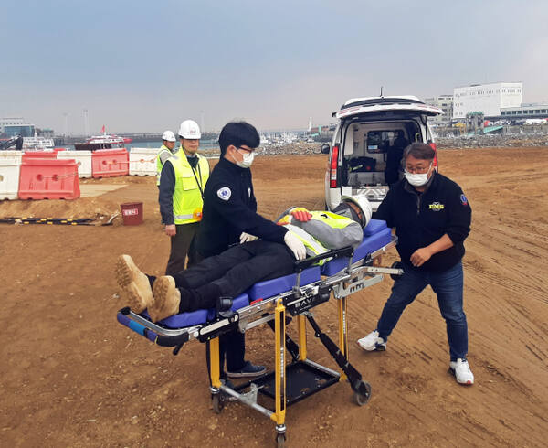 인천항만공사(IPA)는 최근 인천 중구 연안항 물양장 매립 및 부지조성공사 현장에서 LT삼보㈜ 등 시공업체와 함께 재난대응훈련을 했다. IPA 제공