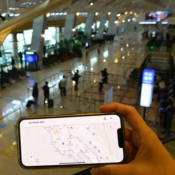 공항 관계자가 카카오맵 실내지도 서비스로 김포공항 터미널을 검색하고 있다. 한국공항공사 제공
