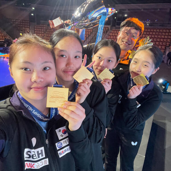 25일(한국시간) 스웨덴 헬싱보리에서 열린 2024 국제탁구연맹(ITTF) 세계청소년선수권대회 여자 단체전 결승서 대만을 3-1로 꺾고 사상 첫 우승을 차지한 한국 여자 주니어대표팀 선수들이 금메달을 들고 기뻐하며 기념촬영을 하고 있다.ITTF SNS 캡쳐