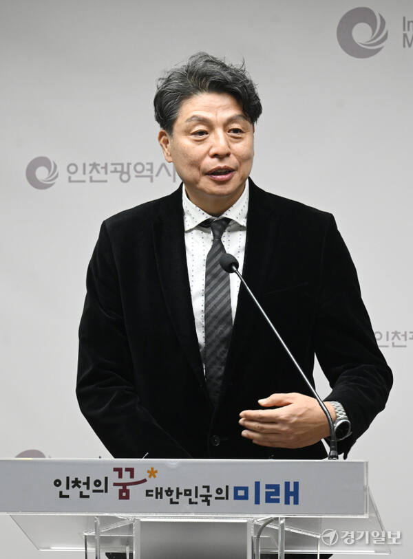 25일 인천 남동구 인천시청 브리핑룸에서 열린 '인천유나이티드 혁신계획 기자회견'에서 최대혁 비상혁신위원회 위원장이 인사말을 하고 있다. 조병석기자