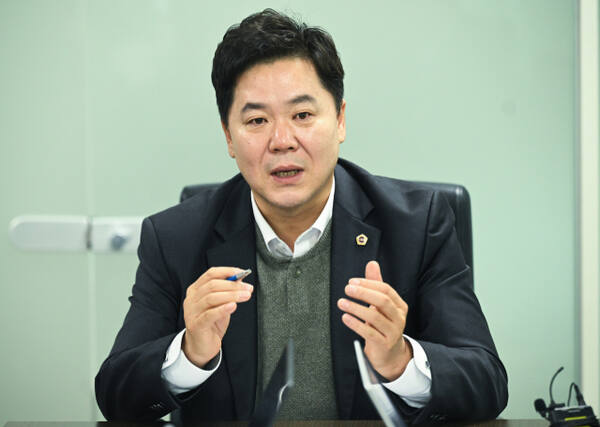 25일 오전 김성수 경기도의회 경기도청예산결산특별위원장이 예결특위 회의실에서 경기일보와 인터뷰를 하며 2025년 경기도청 예산안 심사 방향을 설명하고 있다. 조주현기자