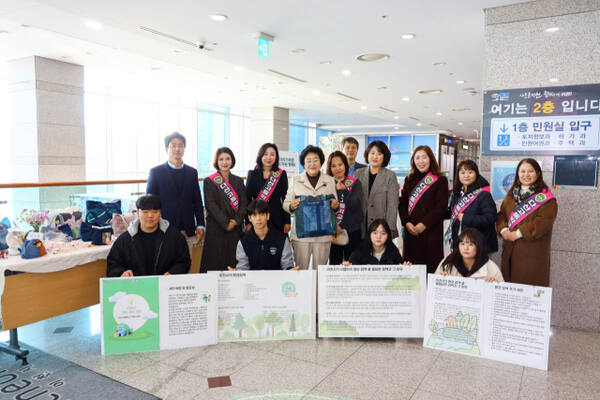 이천 다산고의 지구사랑 엄마특공대가 폐의류 등의 활용한 환경보호 활동 행사를 펼치고 있다. 이천 다산고 제공