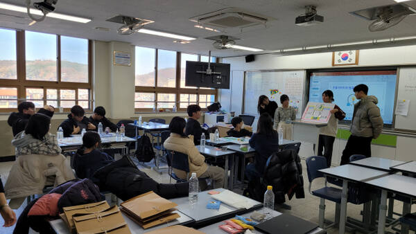 도시·섬 청소년 동아리 네트워크 워크숍에서 학생들이 창작 발명품 아이디어를 발표하고 있다. 인하대 제공