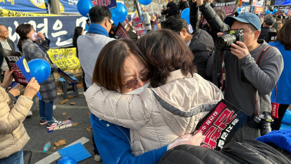25일 오후 2시30분께 서울 서초구 서울중앙지법 앞에서 더불어민주당 이재명 대표의 위증교사 사건 무죄 선고를 들은 이 대표 지지자들이 얼싸안고 있다. 오종민기자
