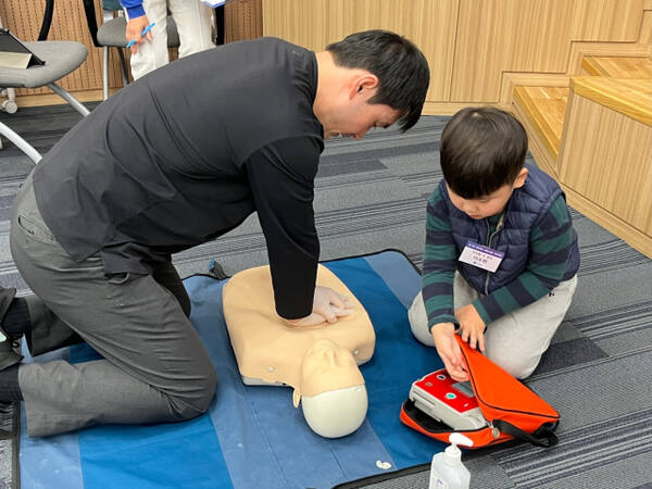 인천세종병원 비전홀에서 열린 ‘제4회 세종병원 심폐소생술(CPR) 경진대회’에서 최연소 참가자 이수현 군이 아빠와 함께 대회에 참여하고 있다. 세종병원 제공