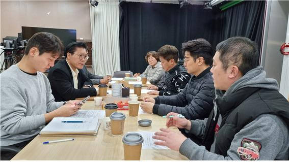 송석준 국회의원이 이천 관고전통시장의 어려움을 해결하기 위해 상인들을 찾아가 간담회를 개최했다. 송석준 의원실 제공