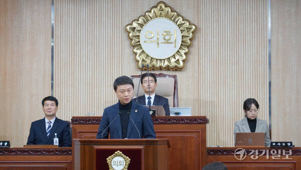 25일 개회한 고양특례시의회 제290회 제2차 정례회 첫 날 본회의에서 더불어민주당 최규진 의원이 교섭단체 대표의원 연설을 하고 있다. 신진욱기자