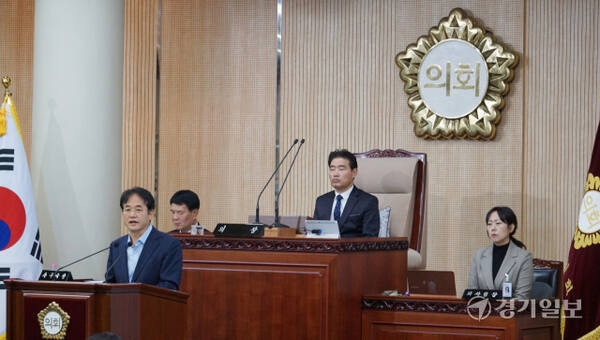 25일 개회한 고양특례시의회 제290회 제2차 정례회 첫 날 본회의에서 이동환 시장이 2025년도 예산안 제안에 따른 시정연설을 하고 있다. 신진욱기자