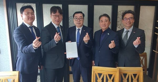 25일 중소기업중앙회 인천본부 관계자들이 모경종 국회의원에게 중소기업·소상공인 정책과제 전달한 뒤 기념 촬영을 하고 있다. 중소기업중앙회 인천본부 제공
