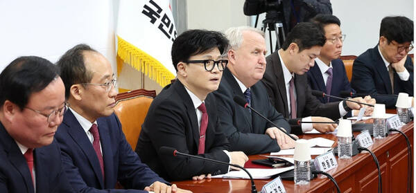국민의힘 한동훈 대표(왼쪽 세번째)가 25일 오전 국회에서 열린 최고위원회의에서 발언하고 있다. 연합뉴스