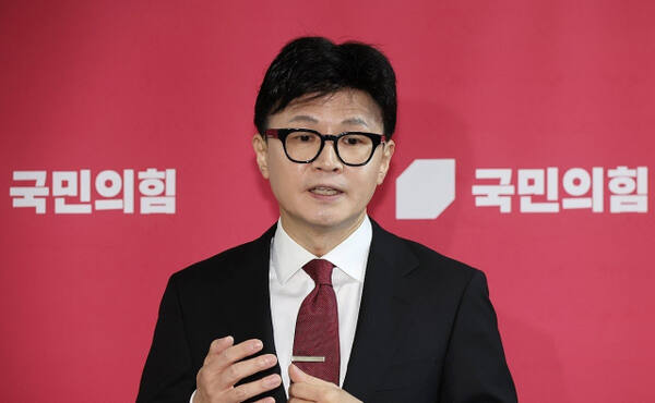 국민의힘 한동훈 대표가 25일 오전 국회에서 열린 최고위원회의를 마친 뒤 나와 취재진의 질문에 답변하고 있다. 연합뉴스