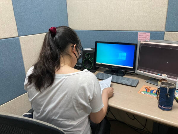 낭독봉사자가 시각장애인을 위한 음성도서를 녹음하고 있다. 경기도시각장애인연합회 제공