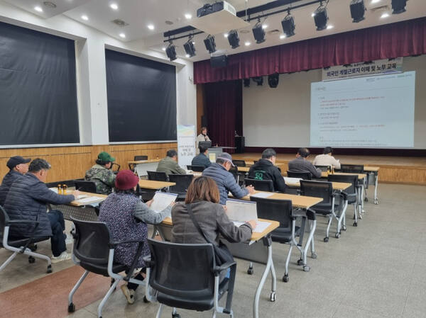 경기도와 경기도농수산진흥원이 경기도농촌인력지원센터에서 ‘2025 외국인 계절근로자 사업 참여 고용주 대상 인권 교육’을 진행하고 있는 모습. 경기도 제공