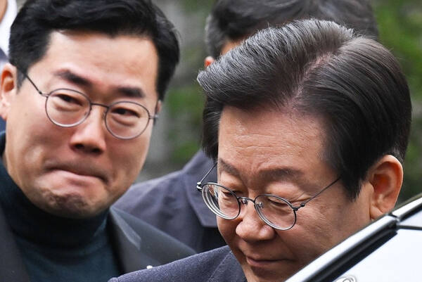 더불어민주당 이재명 대표가 25일 오후 서울 서초구 서울중앙지법에서 열린 '위증교사' 혐의 사건 1심 선고 공판에서 무죄선고를 받은 뒤, 차에 타기 전 의원들에게 인사를 하고 있다. 연합뉴스