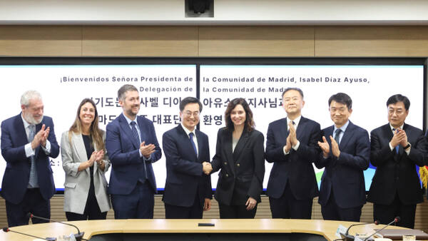 25일 오후 경기도청 서희홀에서 김동연 경기도지사가 이사벨 디아스 아유소 (Isabel Díaz Ayuso) 스페인 마드리드주 주지사와 마드리드주 대표단 등과 기념촬영을 하고 있다. 경기도 제공