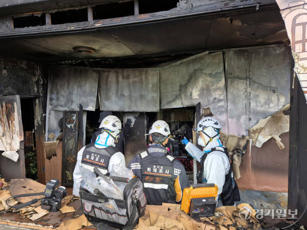 26일 오전 화성시 봉담읍 한 모텔 화재현장에서 국과수, 소방 관계자 등이 합동감식을 벌이고 있다. 지난 25일 오후 10시께 발생한 이번 화재로 총 22명이 부상을 당해 병원으로 이송되거나 현장 조치를 받았다. 김도균기자