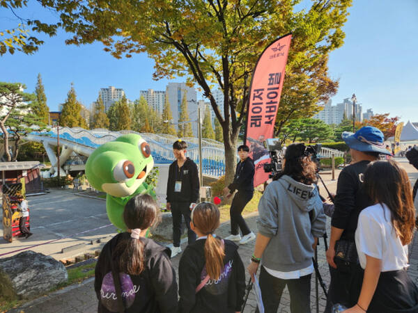 청소년들이 2024 청소년동아리 대축제에서 레이저 서바이벌 게임에 참여하고 있다. 수원시 제공