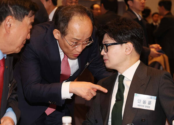 국민의힘 한동훈 대표와 추경호 원내대표가 26일 서울 중구 앰배서더 서울 풀만 호텔에서 열린 제8회 MBN 보고대회 '1인 1로봇 시대가 온다'에 참석해 대화하고 있다. 연합뉴스