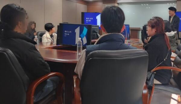 인천 사서원이 고립은둔청년 11명과 함께 IT 전문기업 ㈜케이원을 찾아 기업 탐방 프로그램을 하고 있다. 인천사서원 제공