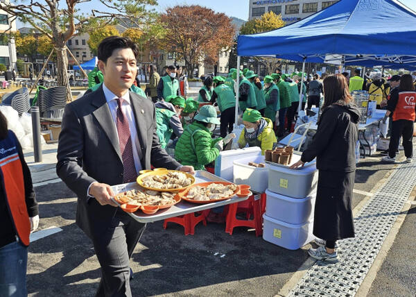 국회 예산결산특별위원회 소속 국민의힘 김용태 의원(포천·가평)이 지역 행사에서 음식을 나르고 있다. 의원실 제공