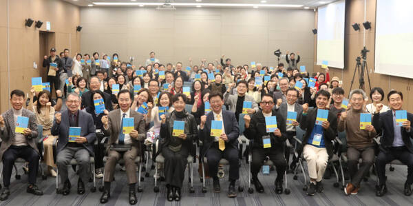 개그맨 장용이(앞줄 오른쪽 네번째) 시집 ‘나도 썼어 너도 써봐’를 출간, 인천 세종병원에서 북콘서트를 열고 참석자들과 기념촬영을 하고 있다.