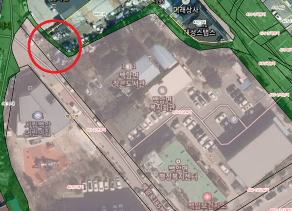 용인특례시 처인구 백암면 백암리 495-1번지, 495-3번지, 461-2번지 등으로 구성된 철물점 적재 공간 진입로(붉은 원 표시 구역). 용인특례시 공간정보포털 제공