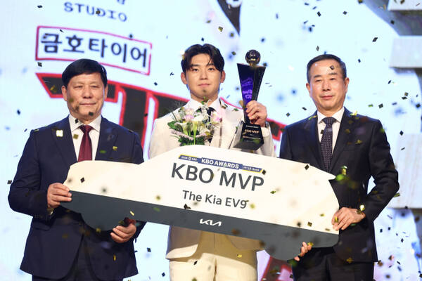 26일 오후 서울 롯데호텔 월드에서 열린 2024 신한 SOL뱅크 KBO 시상식에서 정규시즌 최우수선수(MVP)로 선정된 KIA 김도영이 트로피와 부상인 기아차 EV9를 받아들고 기념촬영을 하고 있다.연합뉴스