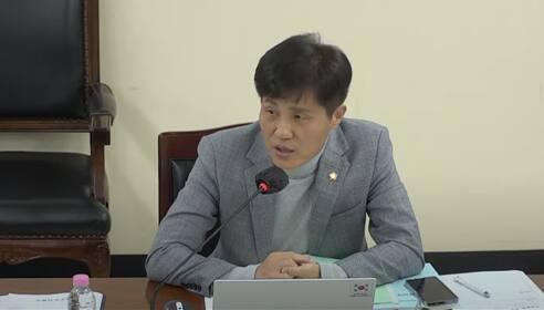 윤해동 안양시의원이 행감에서 질의를 하고 있다. 안양시의회 제공