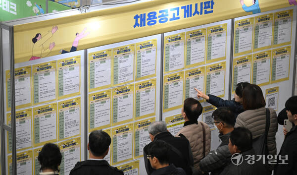 26일 인천시청 중앙홀에서 열린 '2024 인천 일자리 한마당'이 구직자들로 붐비고 있다. 조병석기자