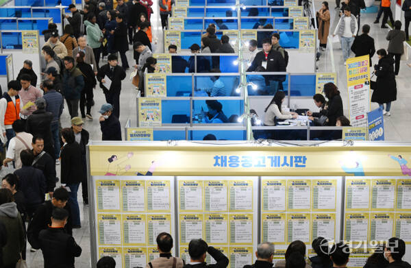 26일 인천시청 중앙홀에서 열린 '2024 인천 일자리 한마당'이 구직자들로 붐비고 있다. 조병석기자