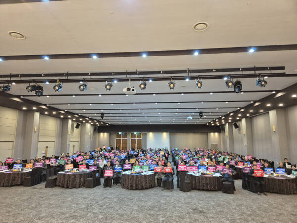 이천시가 이·통장 역량강화 교육 실시했으며 이천과학고 유치를 염원하는 구호를 힘차게 외쳤다. 이천시 제공