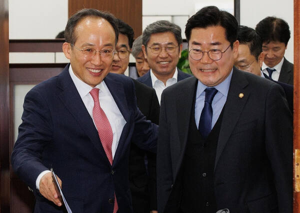 국민의힘 추경호 원내대표(왼쪽)와 더불어민주당 박찬대 원내대표가 26일 서울 여의도 국회에서 열린 우원식 국회의장과의 양당 원내대표 회동에 참석하고 있다. 연합뉴스