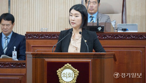 26일 열린 고양특례시의회 제290회 제2차 정례회에서 손동숙 의원(국힘, 마두1·2, 장항1·2)이 ‘경제자유구역 지정 추진은 어디까지 왔나?’라는 제목으로 시정질문을 하고 있다. 신진욱기자