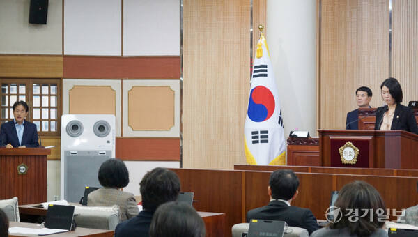 26일 열린 고양특례시의회 제290회 제2차 정례회에서 손동숙 의원(국힘, 마두1·2, 장항1·2)의 시정질문에 대해 이동환 시장이 답변하고 있다. 신진욱기자