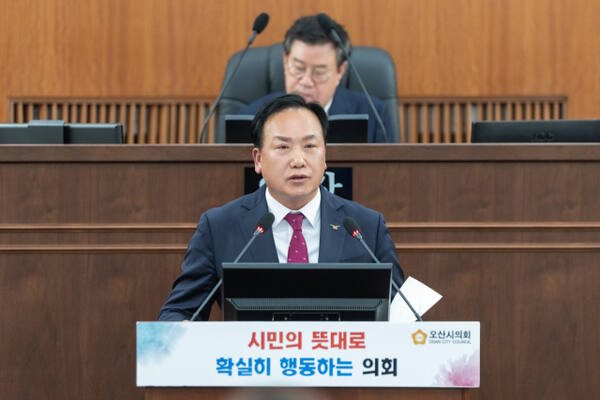 이권재 시장이 오산시의회 정례회 본회의에서 내년도 예산(안)에 대해 설명하고 있다. 오산시 제공