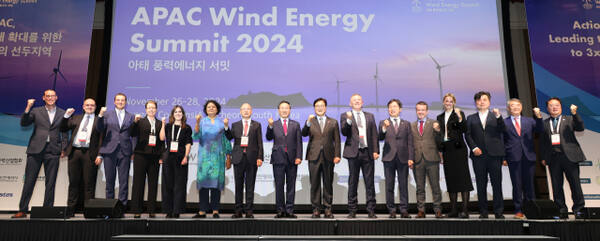 26일 인천 연수구 송도컨벤시아에서 열린 ‘2024 아태 풍력 에너지 서밋’에 참석한 관계자들이 기념 촬영을 하고 있다. 한국풍력산업협회 제공