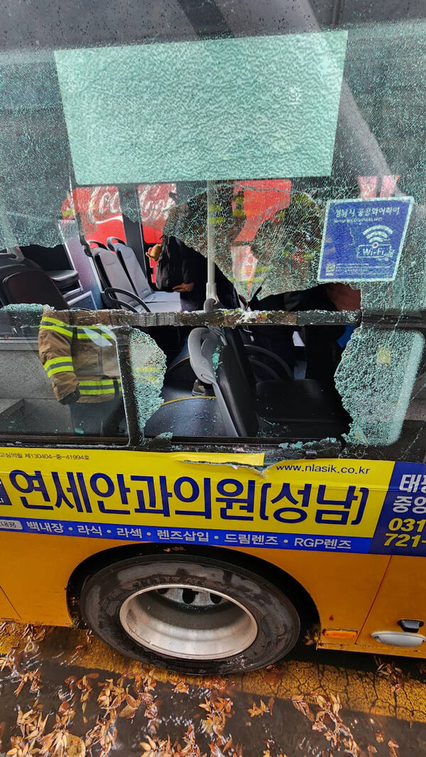 26일 오전 11시48분께 성남시 수정구 태평동 수인분당선 가천대역 3번 출구의 입간판이 바람에 날아가면서 마을버스를 덮쳤다. 사고 현장 모습. 경기도소방재난본부 제공