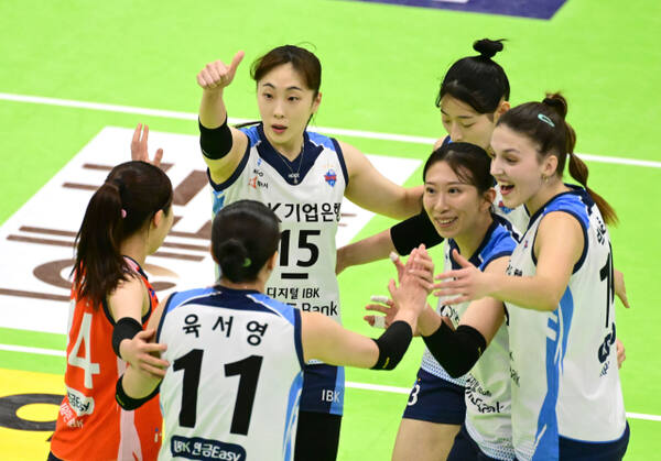 파죽의 6연승으로 여자부 2위로 도약한 화성 IBK기업은행 선수들이 득점 후 서로 기쁨을 나누며 격려하고 있다.KOVO 제공