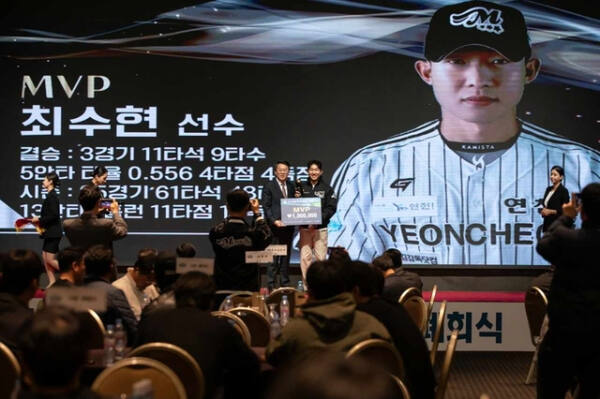 26일 화성 라비돌리조트서 열린 ‘2024 독립야구단 경기도리그’ 시상식에서 최우수선수상을 받은 연천 미라클의 최수현이 기념촬영을 하고 있다. 경기도야구소프트볼협회 제공