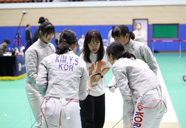 제21회 중·고연맹 전국종별펜싱선수권대회서 안산G스포츠클럽선수들이 경기에 앞서 조인희 코치(가운데)로 부터 작전 지시를 듣고 있다.안산G스포츠클럽 제공