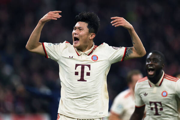 바이에른 뮌헨의 수비수 김민재가 ‘2024-2025 유럽축구연맹(UEFA) 챔피언스리그(UCL)’ 리그 5차전 파리 생제르맹(PSG)과 홈 경기에서 전반 38분 결승골을 터트린 뒤 환호하고 있다 . AFP=연합뉴스