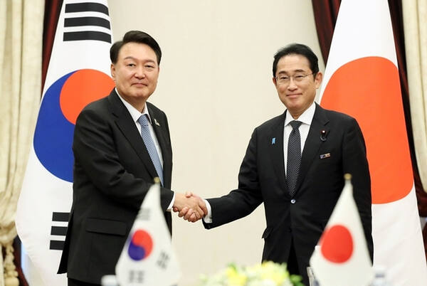 윤석열 대통령이 2023년 7월 12일 북대서양조약기구(NATO·나토) 정상회의 참석차 리투아니아를 방문해 기시다 후미오 일본 총리와 한일 정상회담을 갖고 있다. 연합뉴스