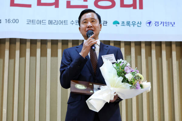 송영배 ㈜우진트레이딩 대표가 지난 14일 열린 '제10회 나눔천사 페스티벌 산타원정대'에서 1억원 이상의 후원을 실천한 '그린노블클럽' 헌액자로 소감을 밝히고 있다. 초록우산 경기지역본부 제공