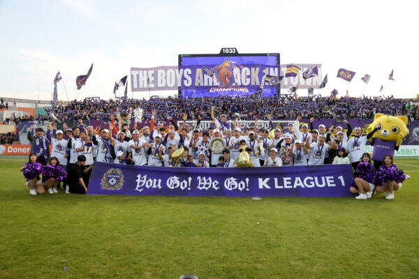 2024시즌 프로축구 K리그2에서 우승한 FC안양 선수단이 기념촬영을 하고 있다.FC안양 제공