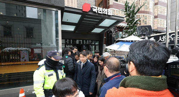 김영선 전 의원과 명태균 씨 관련 '공천 개입' 의혹을 수사 중인 검찰이 27일 국민의힘 당사무실에 대한 압수수색에 나섰다. 연합뉴스
