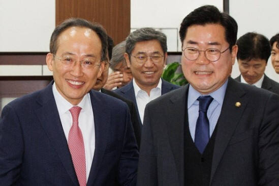 국민의힘 추경호 원내대표(왼쪽)와 더불어민주당 박찬대 원내대표가 26일 서울 여의도 국회에서 열린 우원식 국회의장과의 양당 원내대표 회동에 참석하고 있다. 연합뉴스