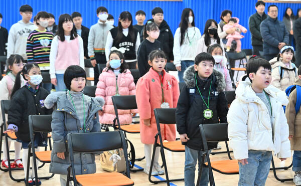 지난 3월 수원특례시 영통구 효동초등학교에서 열린 ‘2024학년도 신입생 입학식’에서 1학년 신입생, 재학생, 학부모 등이 애국가를 제창하고 있는 모습. 경기일보 DB